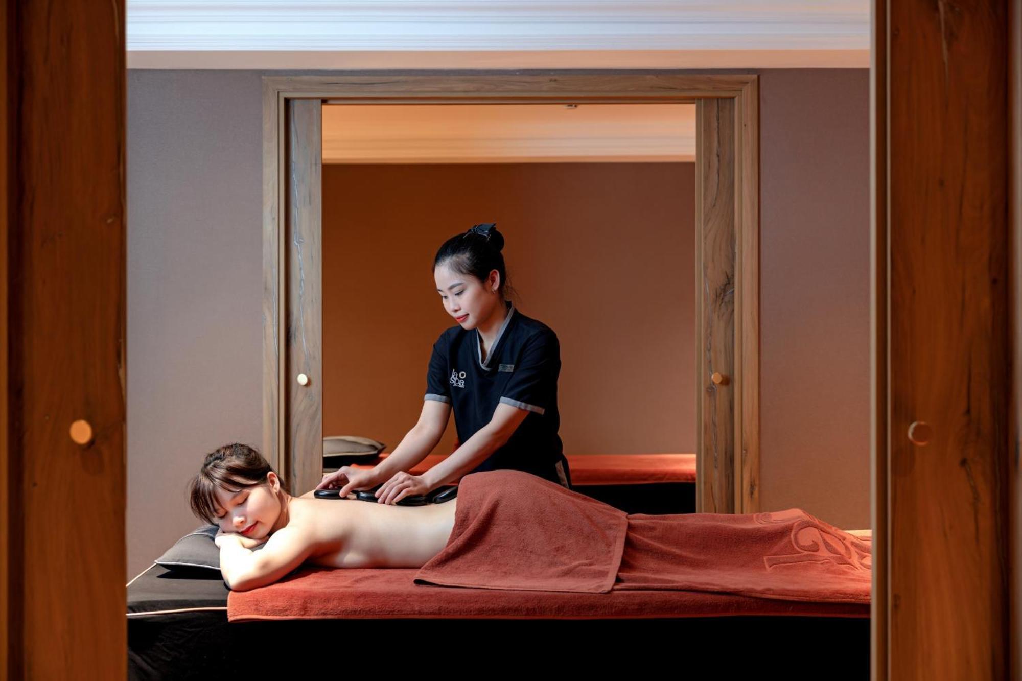 La Siesta Classic Hang Thung Hanoi Dış mekan fotoğraf A woman receiving a massage