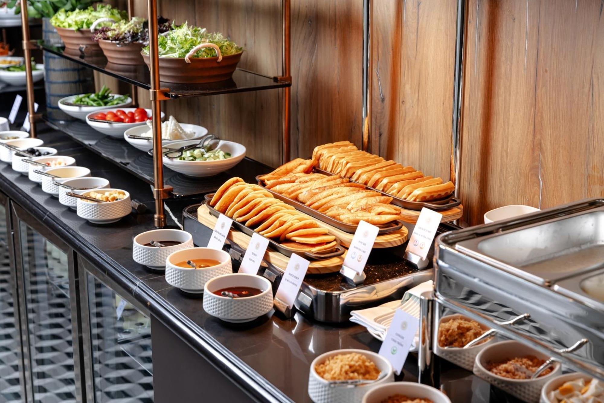 La Siesta Classic Hang Thung Hanoi Dış mekan fotoğraf A buffet at a hotel