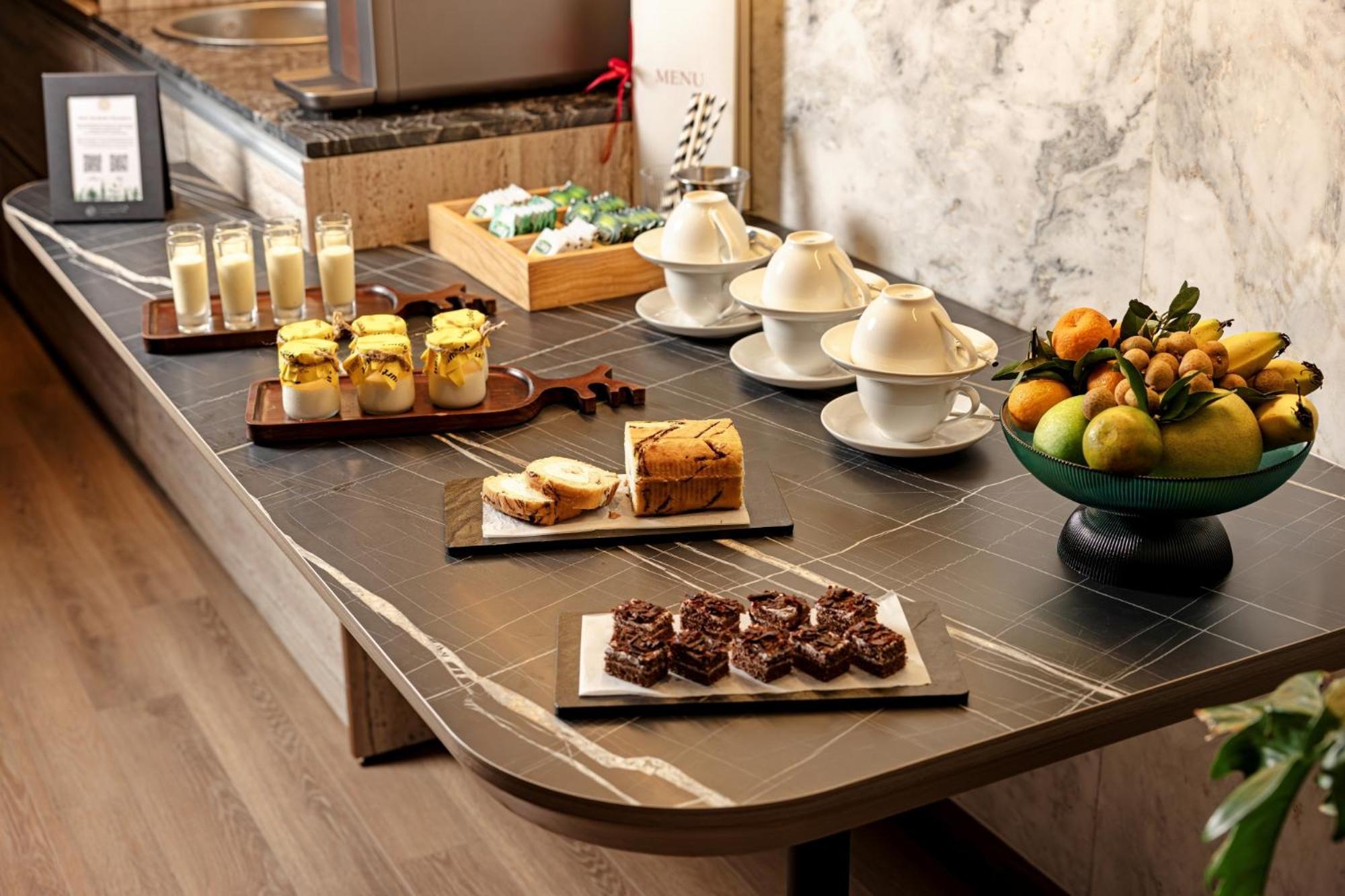 La Siesta Classic Hang Thung Hanoi Dış mekan fotoğraf A buffet with a selection of desserts